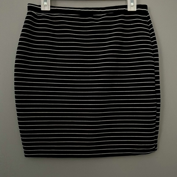 Lily Star Black and White Striped Stretch Skirt in Size Large - Picture 2 of 4